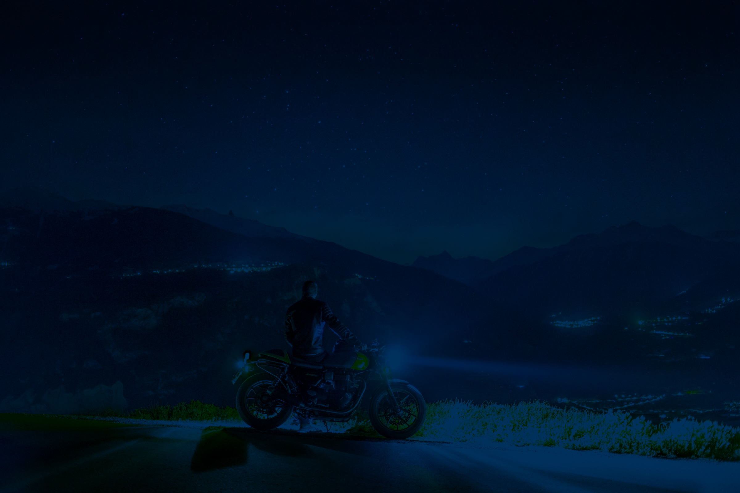 Biker bajo el cielo nocturno